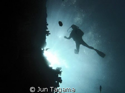 The Shadow. . . my buddy doing the safety stop, taken at ... by Jun Tagama 